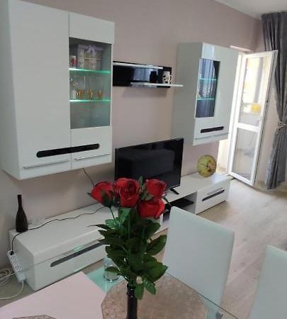 Luxury And Stylish Apartmen, Metro Station Obelya София Екстериор снимка